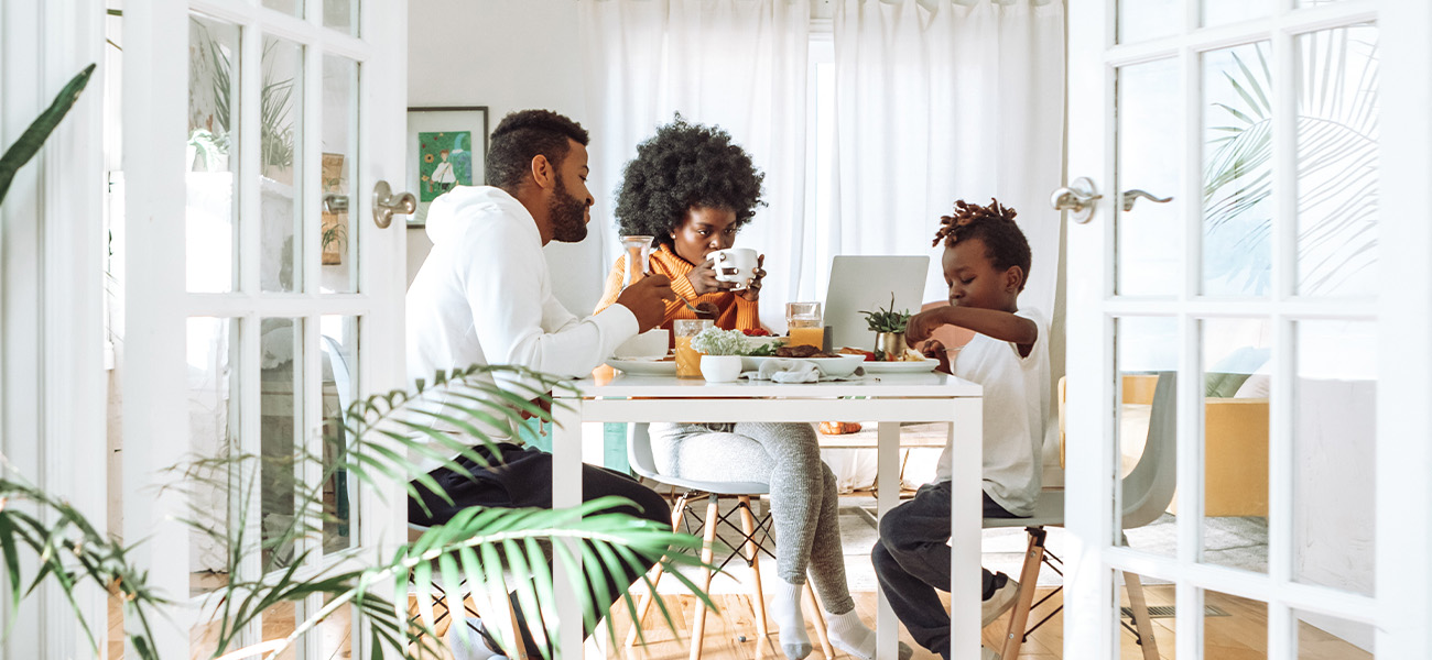 4 Ways to Make Finances a Family Affair Image